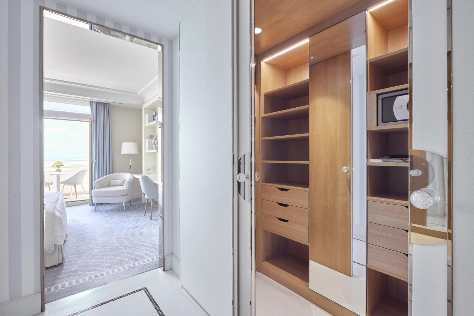 Hotel Martinez, In The Unbound Collection By Hyatt Cannes Esterno foto A walk-in closet