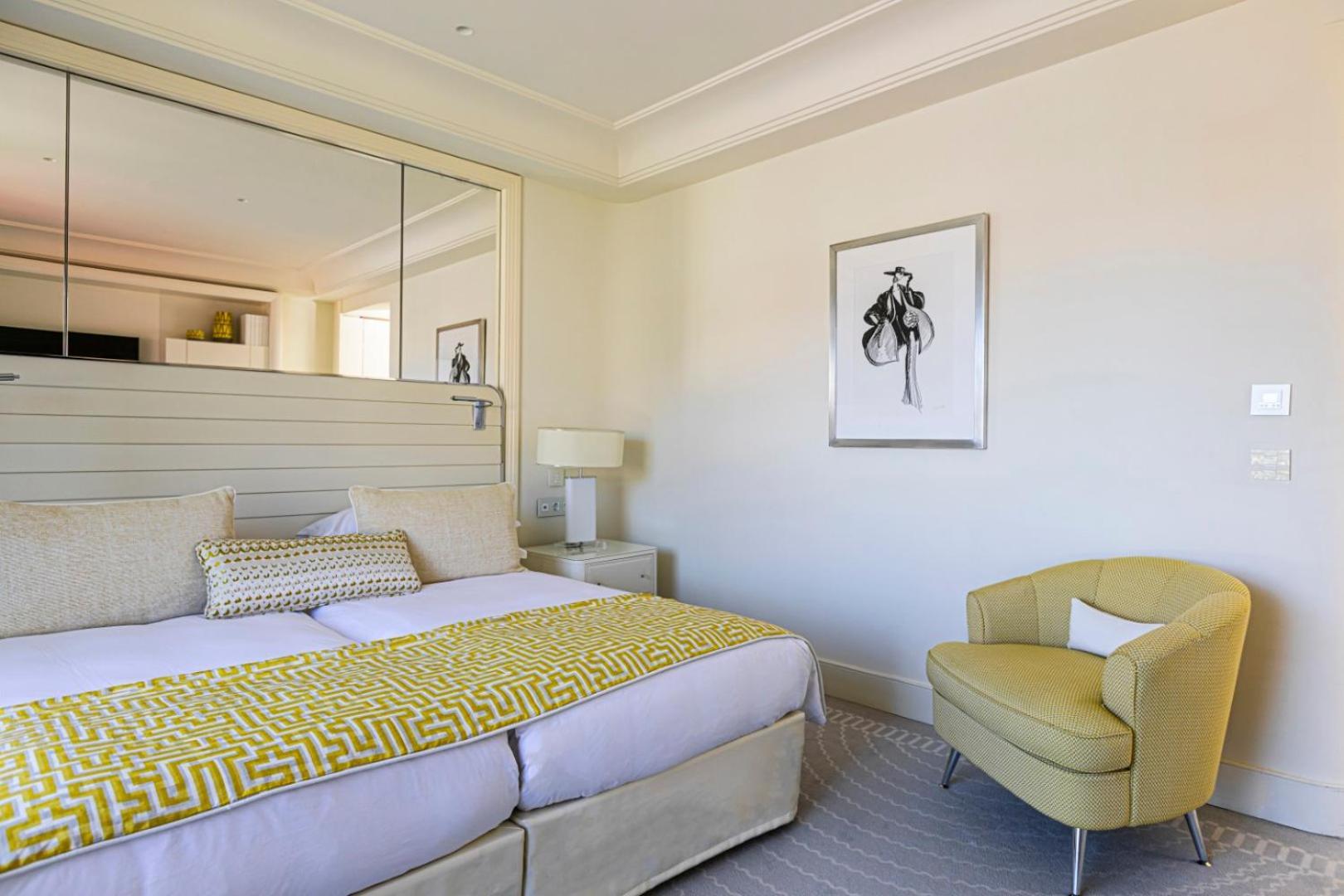 Hotel Martinez, In The Unbound Collection By Hyatt Cannes Esterno foto A bedroom at the hotel
