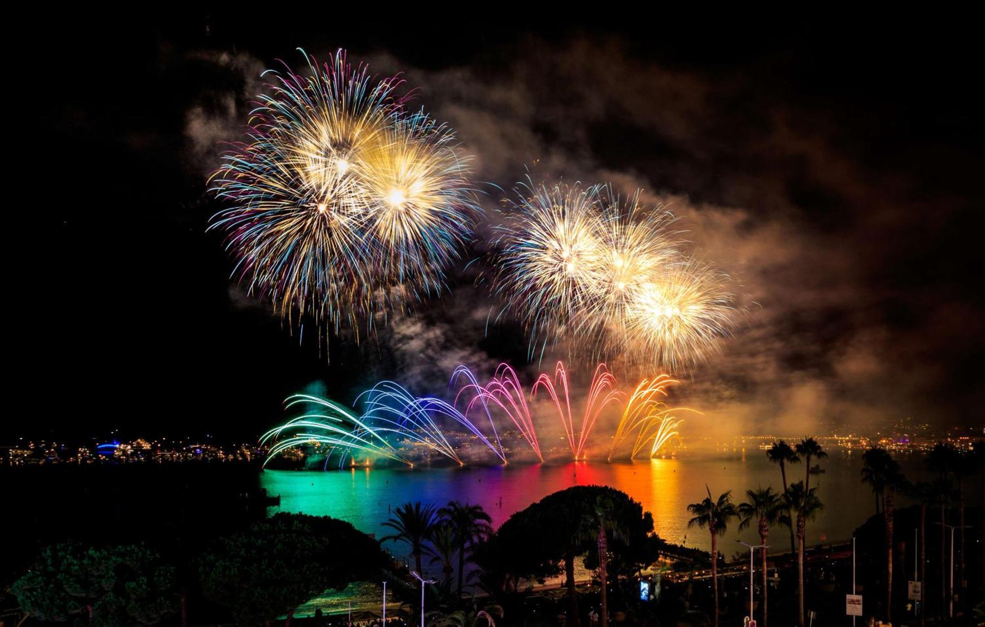 Hotel Martinez, In The Unbound Collection By Hyatt Cannes Esterno foto Fireworks at the 2013 Commonwealth Games opening ceremony