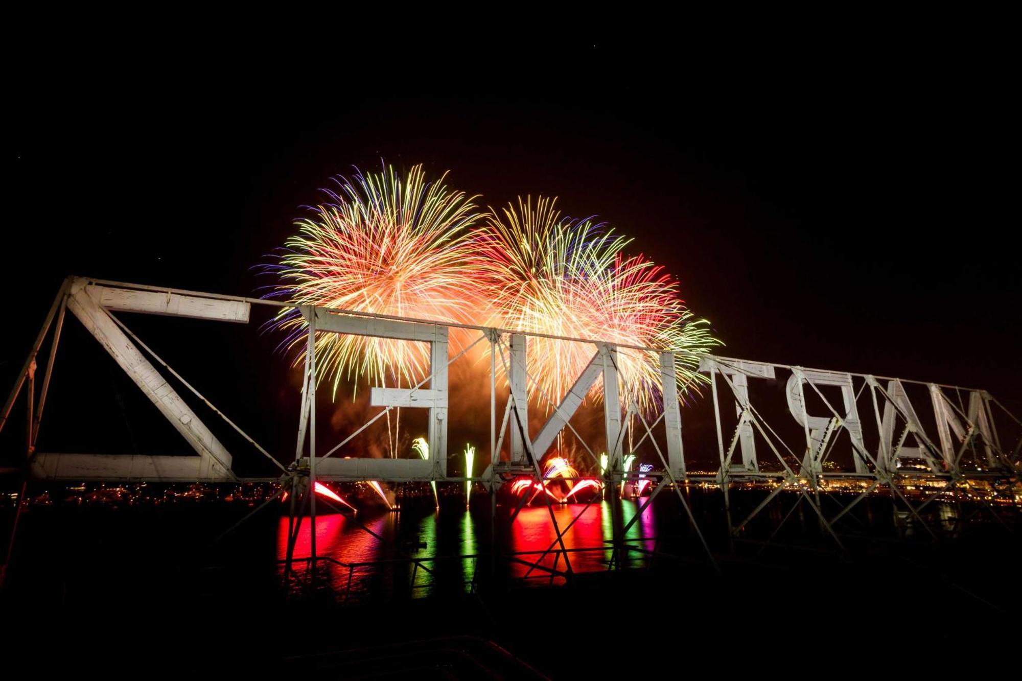 Hotel Martinez, In The Unbound Collection By Hyatt Cannes Esterno foto Fireworks at the New Year's Eve celebrations