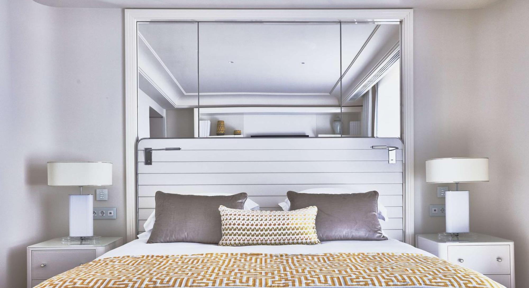 Hotel Martinez, In The Unbound Collection By Hyatt Cannes Esterno foto A bedroom at the hotel