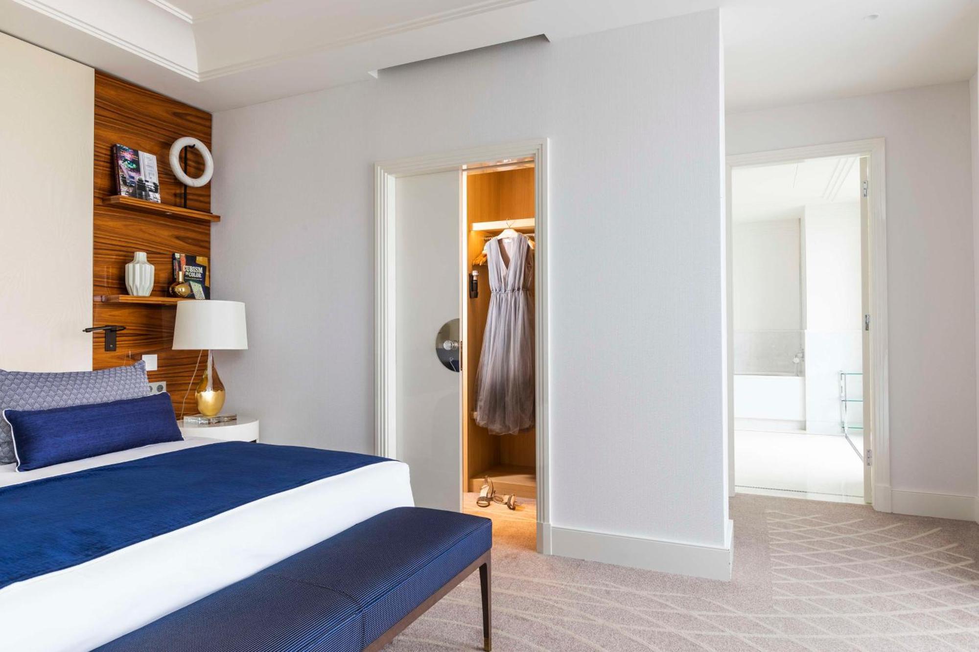 Hotel Martinez, In The Unbound Collection By Hyatt Cannes Esterno foto A bedroom at the hotel