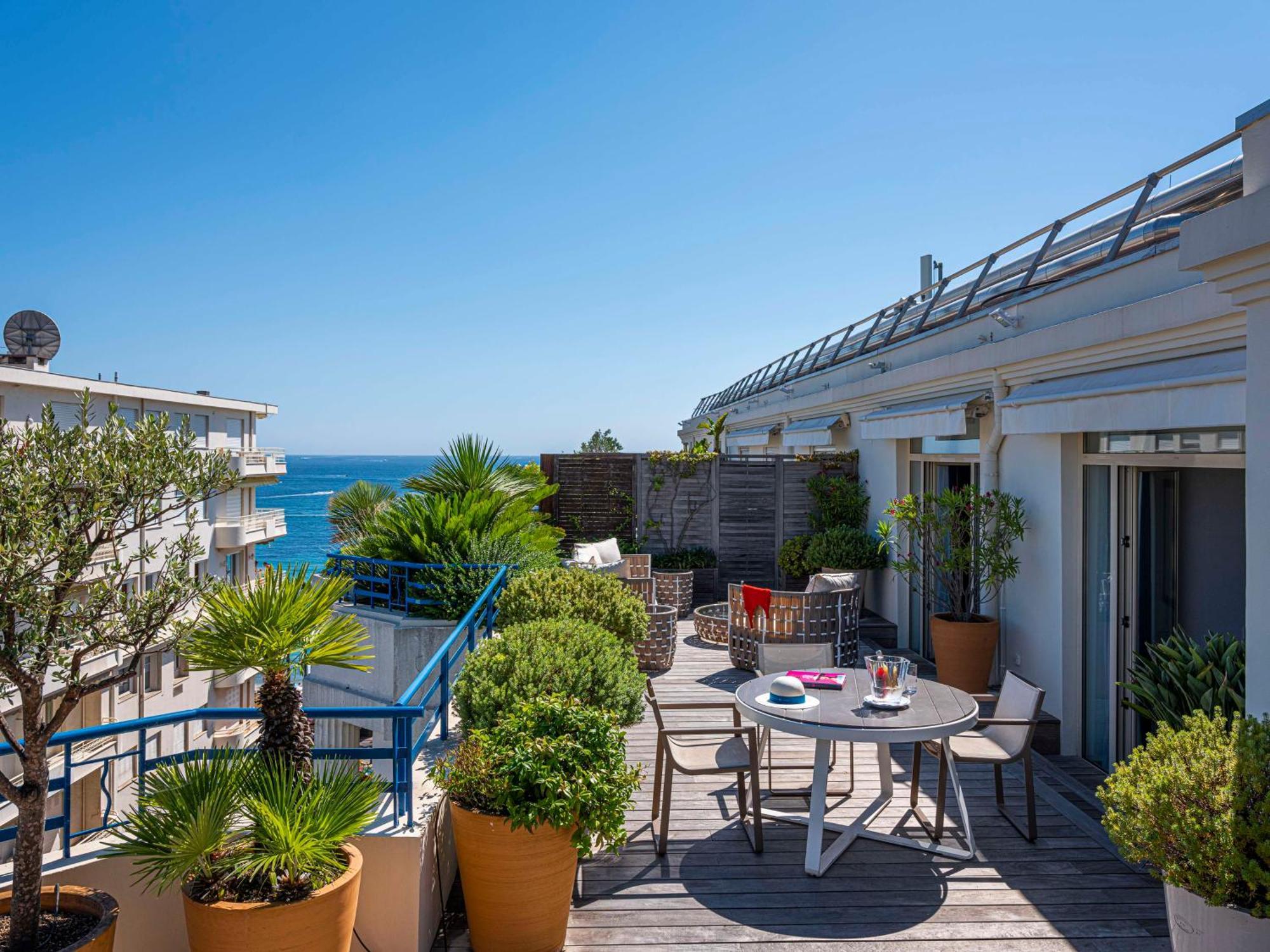 Hotel Martinez, In The Unbound Collection By Hyatt Cannes Esterno foto A rooftop terrace in Nice, France