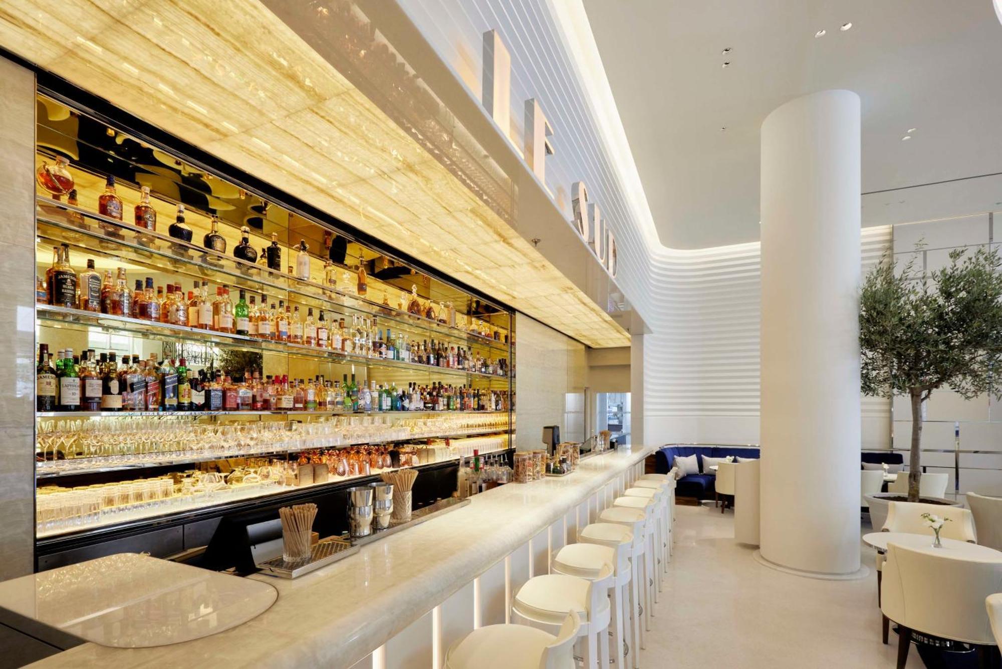 Hotel Martinez, In The Unbound Collection By Hyatt Cannes Esterno foto The bar at the Connaught
