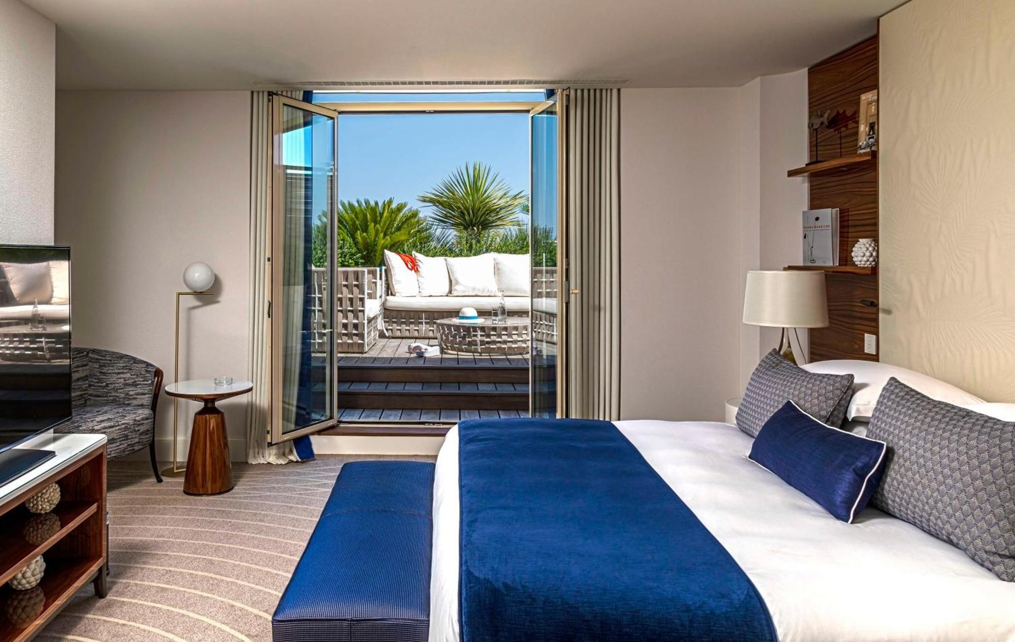 Hotel Martinez, In The Unbound Collection By Hyatt Cannes Esterno foto A typical room
