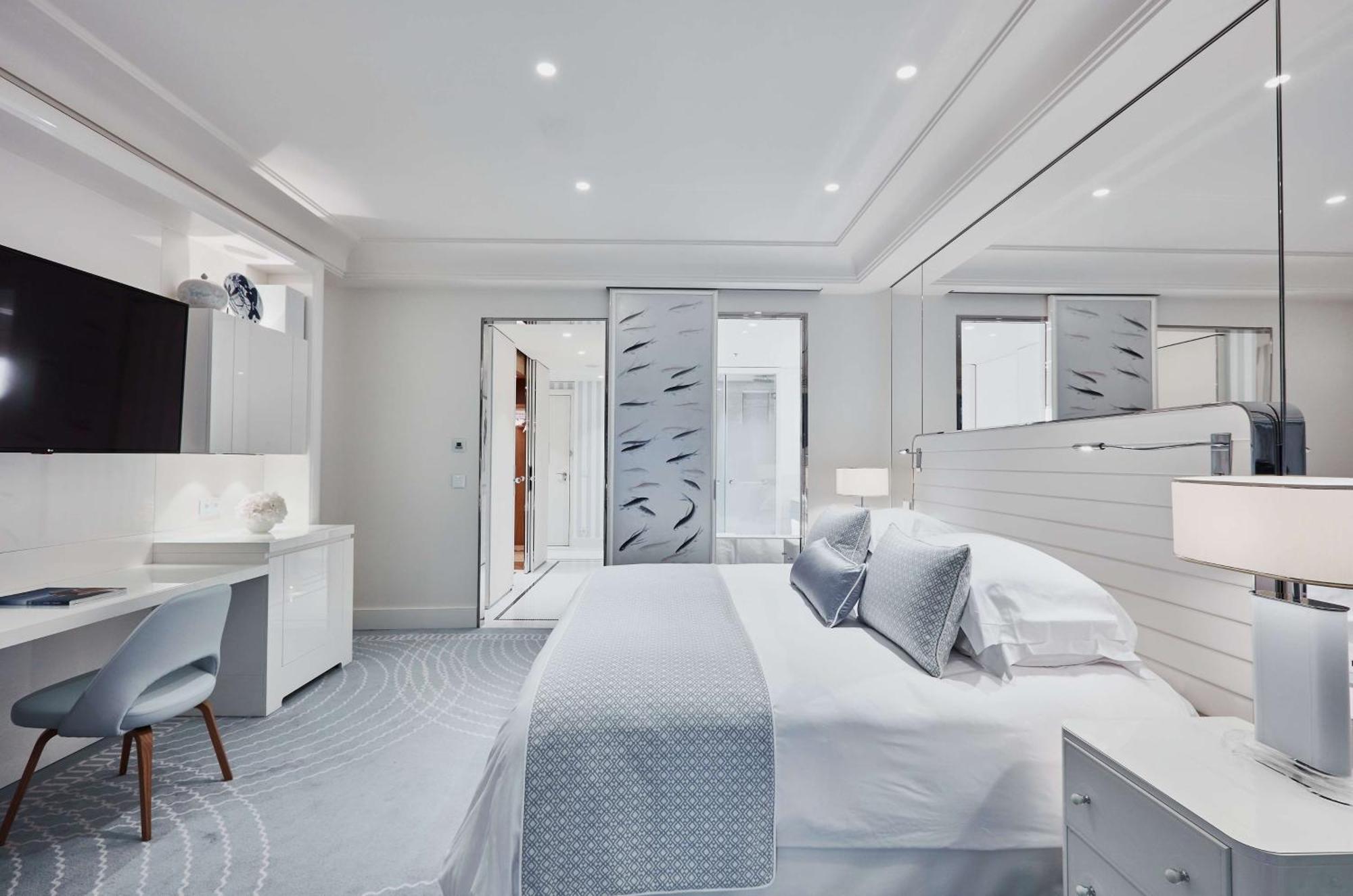Hotel Martinez, In The Unbound Collection By Hyatt Cannes Esterno foto A bedroom in the hotel