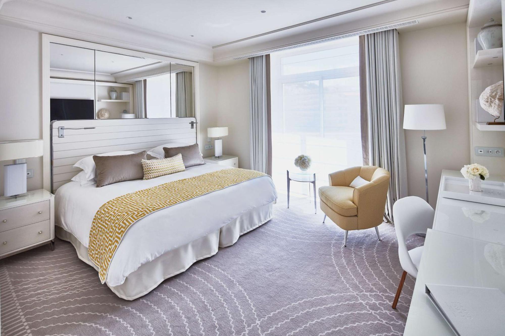 Hotel Martinez, In The Unbound Collection By Hyatt Cannes Esterno foto A bedroom in the hotel