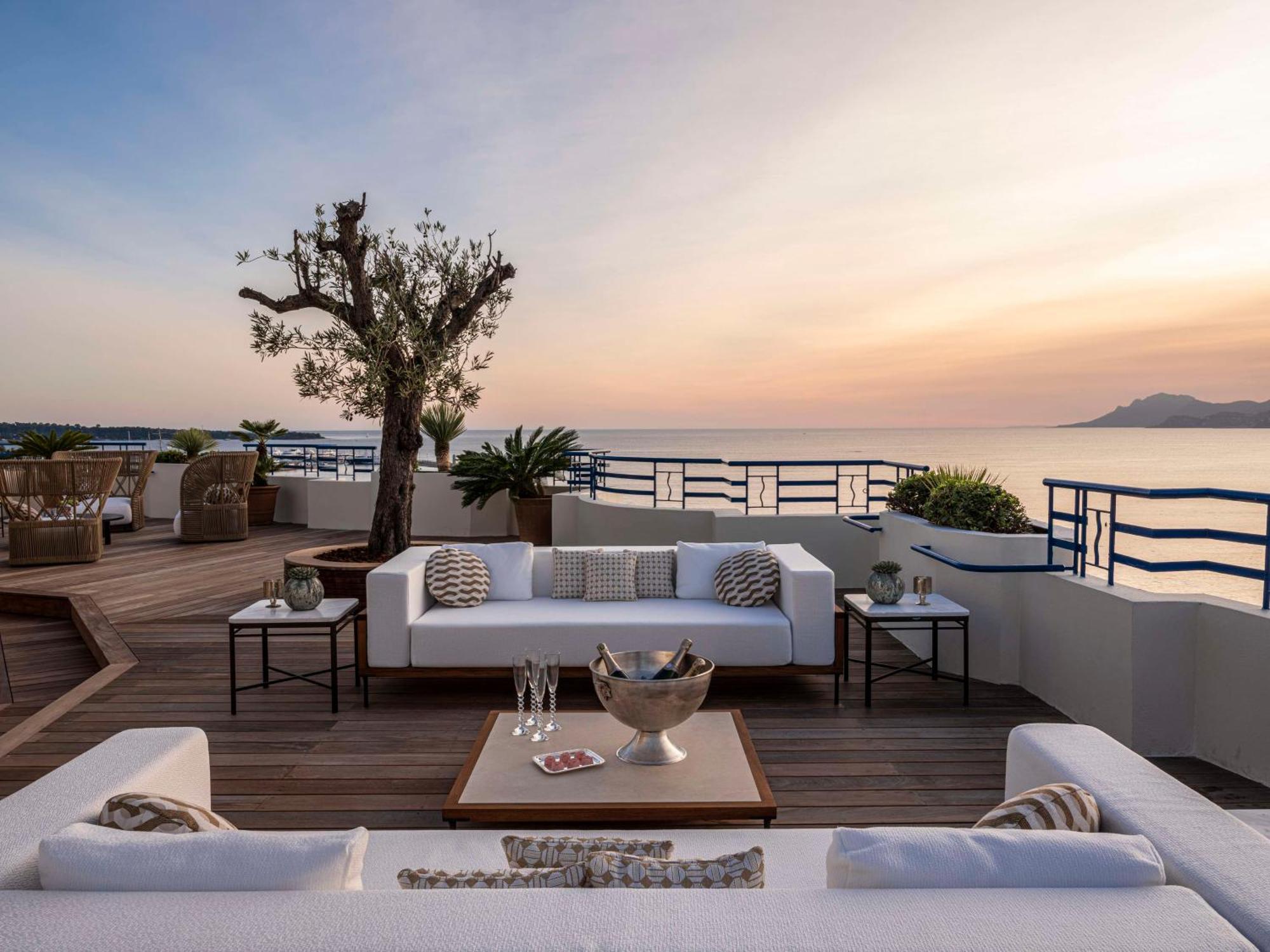 Hotel Martinez, In The Unbound Collection By Hyatt Cannes Esterno foto The rooftop terrace at the Hotel de la Paix
