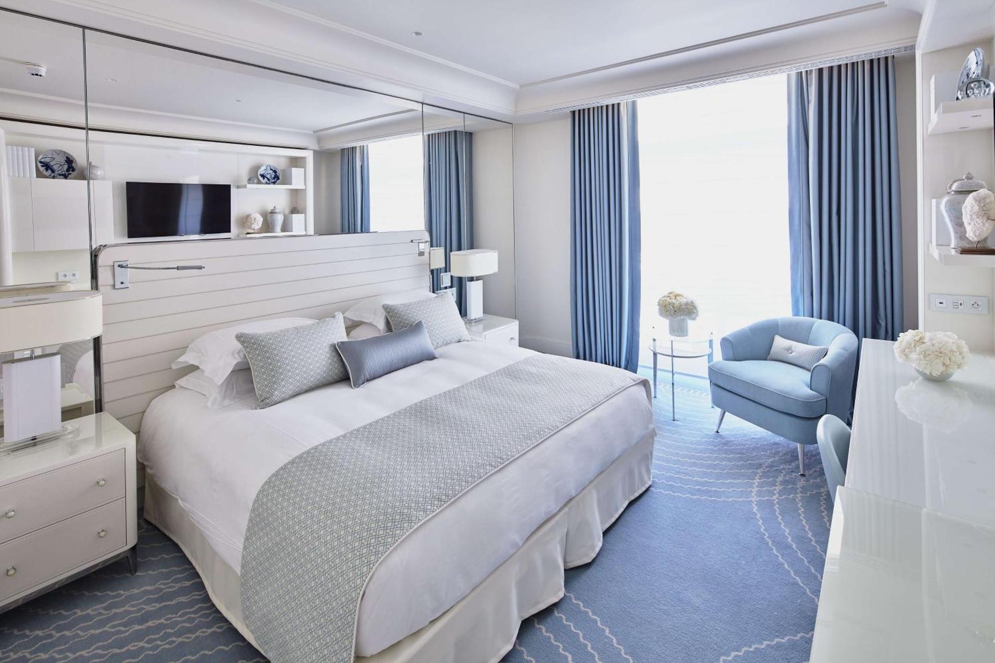 Hotel Martinez, In The Unbound Collection By Hyatt Cannes Esterno foto A bedroom at the hotel