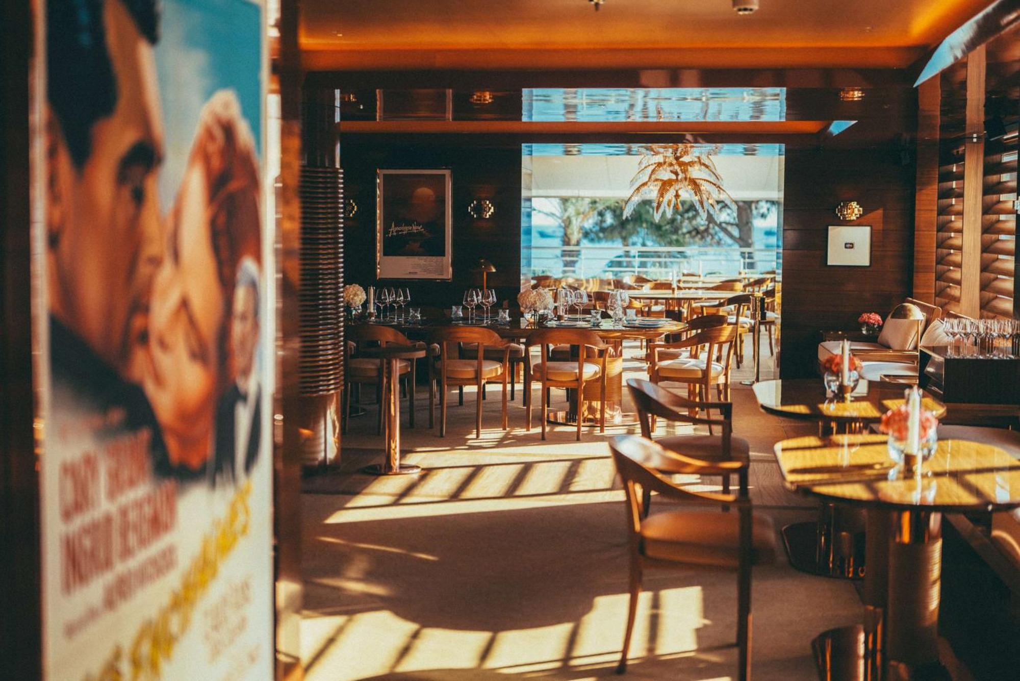Hotel Martinez, In The Unbound Collection By Hyatt Cannes Esterno foto The interior of a Starbucks in Hong Kong