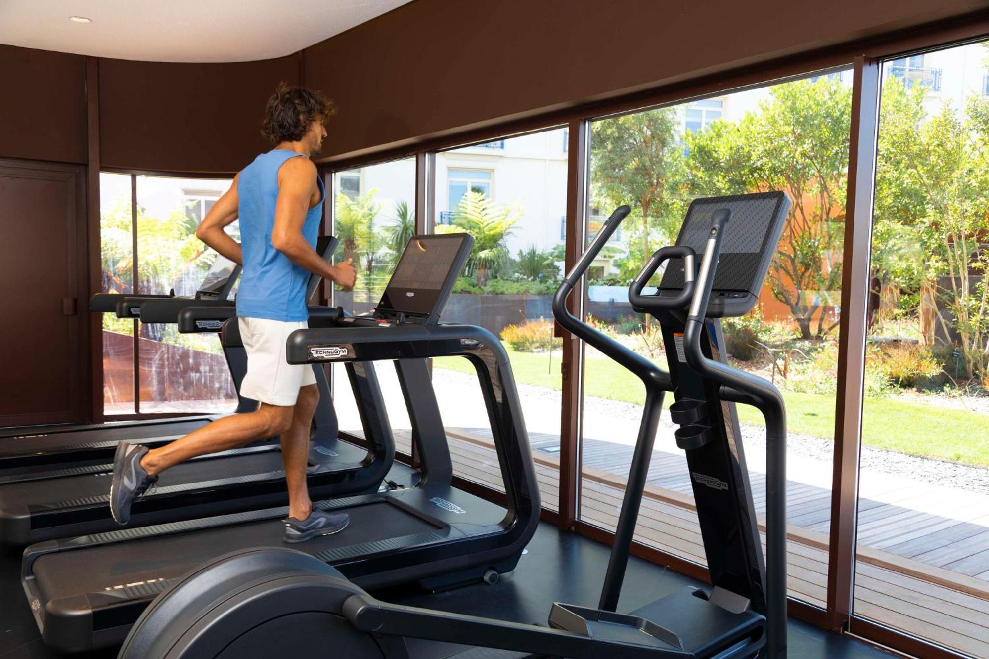 Hotel Martinez, In The Unbound Collection By Hyatt Cannes Esterno foto A man on a treadmill