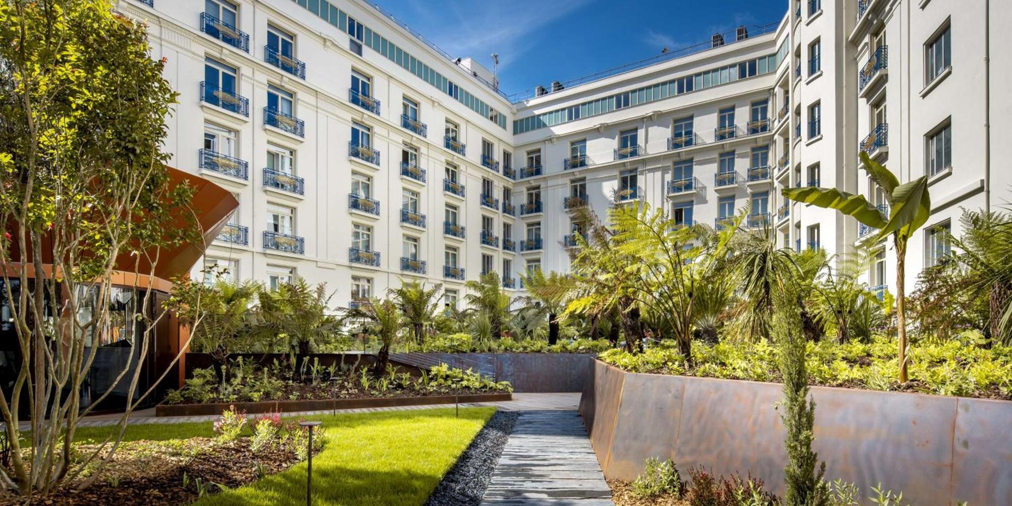 Hotel Martinez, In The Unbound Collection By Hyatt Cannes Esterno foto The hotel's courtyard