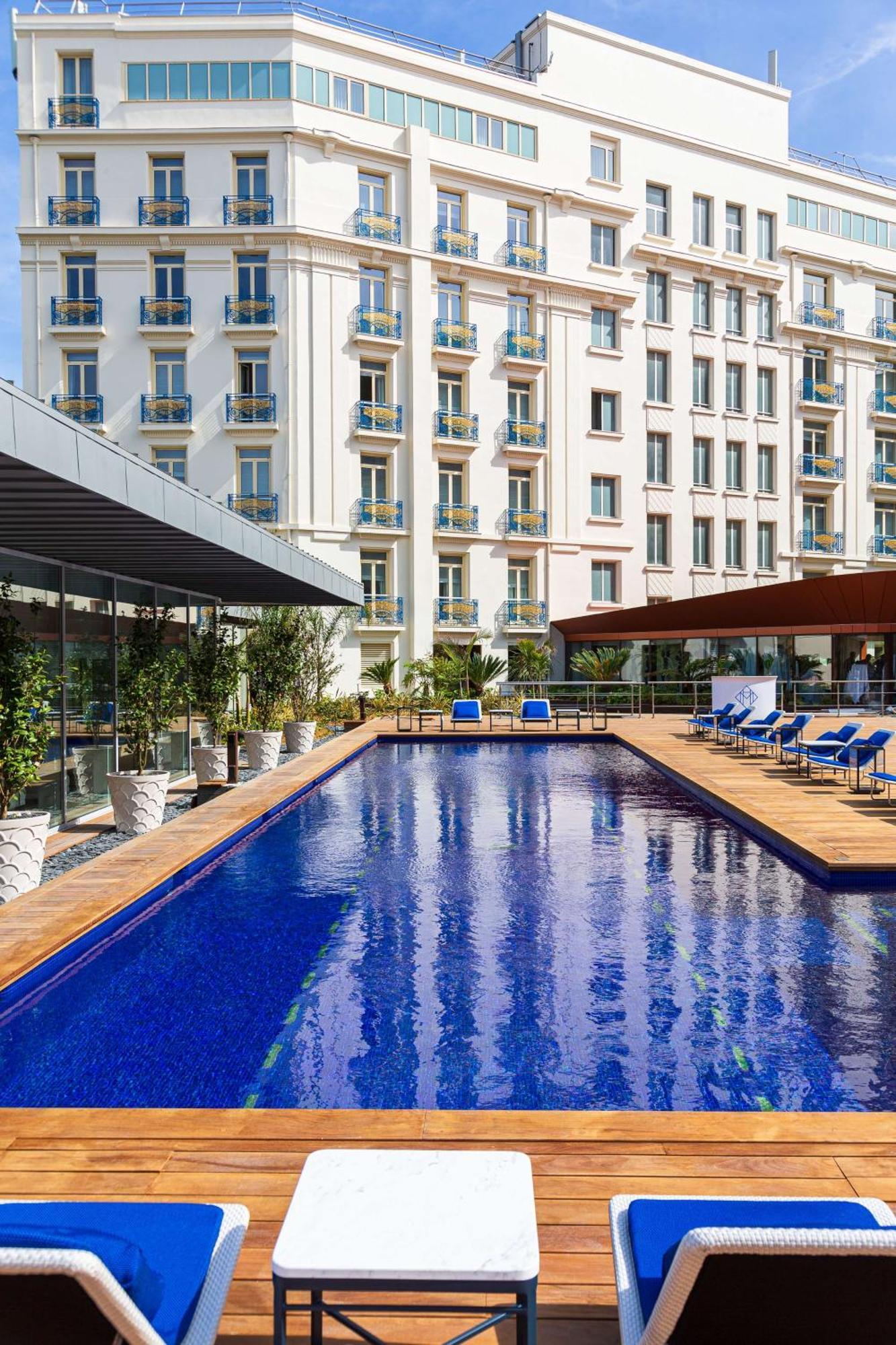 Hotel Martinez, In The Unbound Collection By Hyatt Cannes Esterno foto The pool at the hotel